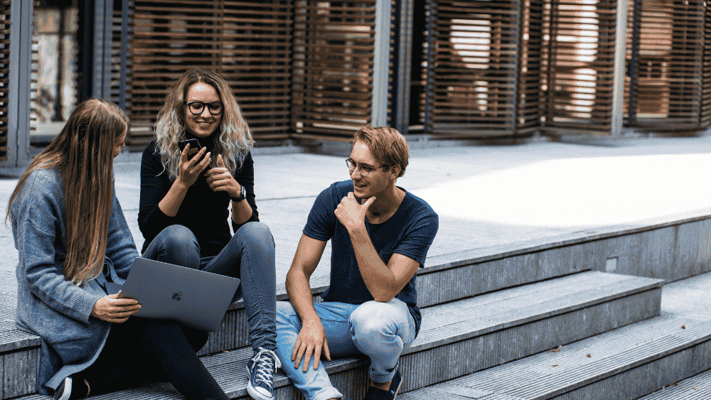 Hiring Abroad: Should You Use an EOR, Open an Entity, or Hire Contractors?