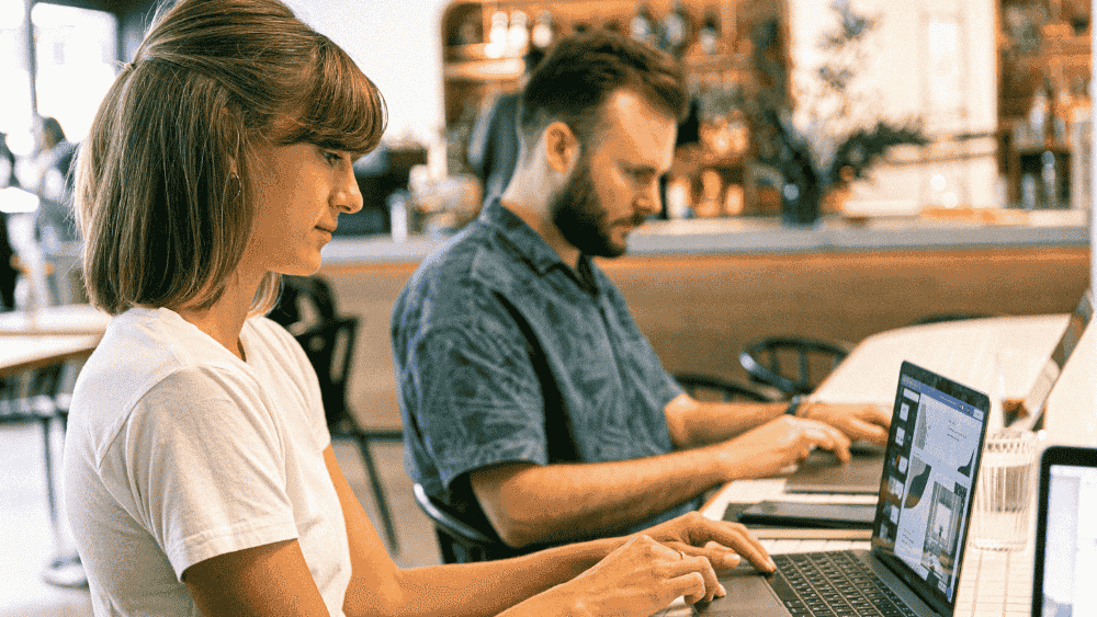 Contractor vs Employee: Key Differences, Risks, and Compliance Guide